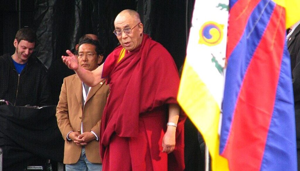 25-10_DalaiLamaFlag_Wikimedia