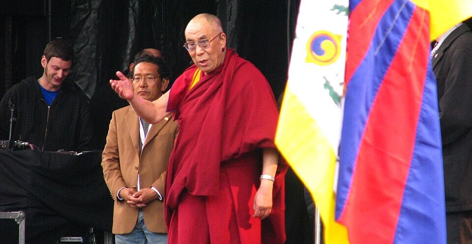 25-10_DalaiLamaFlag_Wikimedia